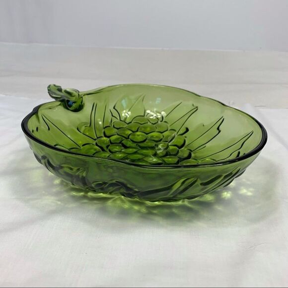 Vintage 1970’s Indiana Glass Avocado Green Grape Cluster Fruit Salad Bowl - Picture 12 of 12